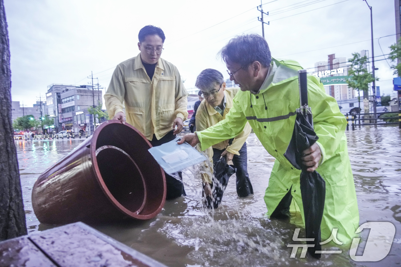(광주=뉴스1) 박준배 기자 = 강기정 광주시장이 호우 경보가 발효된 17일 오후 폭우로 침수된 북구 신안교 일대를 돌며 배수로 정비 등 피해상황을 점검하고 있다.(광주시 제공. …