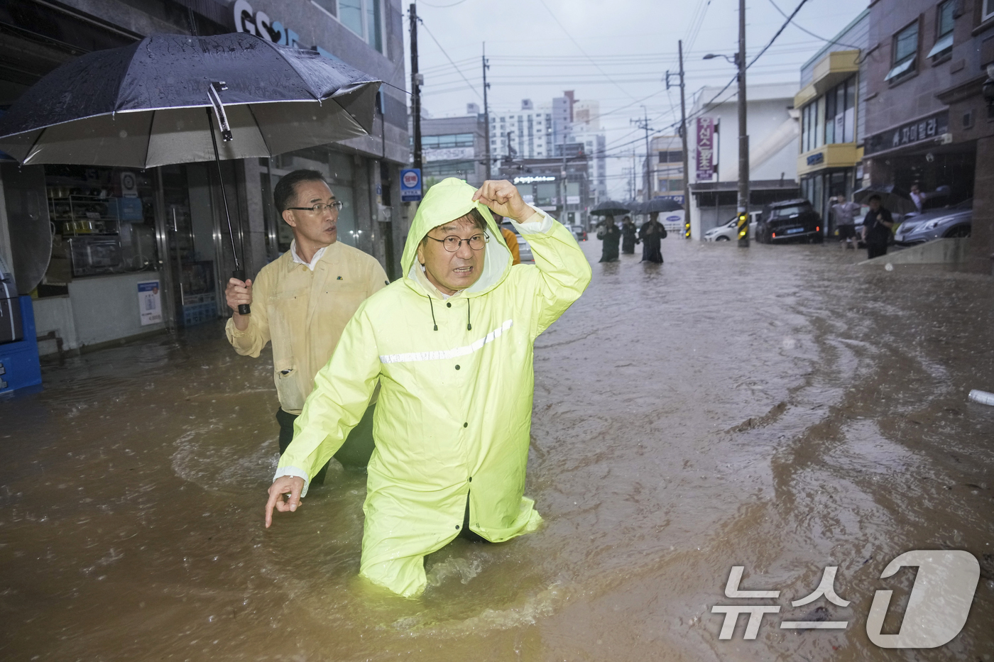 (광주=뉴스1) 박준배 기자 = 강기정 광주시장이 호우 경보가 발효된 17일 오후 폭우로 침수된 북구 신안교 일대를 돌며 배수로 정비 등 피해상황을 점검하고 있다.(광주시 제공. …