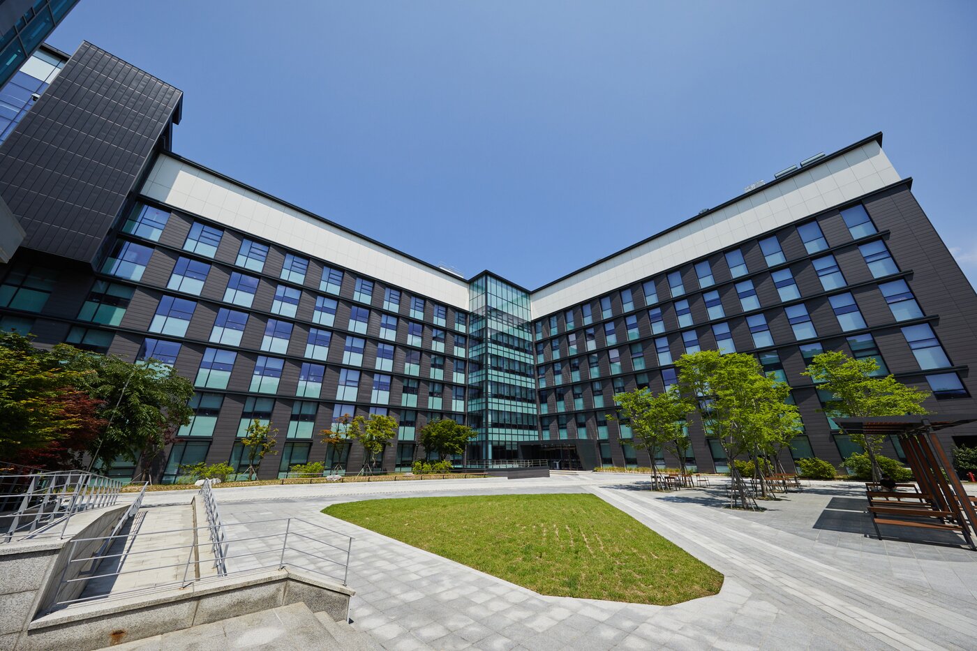 본문 이미지 - 지난달 16일 준공한 서울 성북구 고려대 정몽구미래의학관.(고려대의료원 제공)