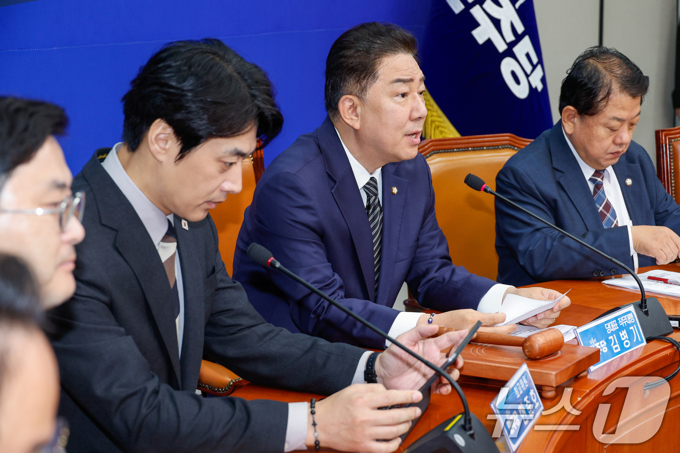 (서울=뉴스1) 안은나 기자 = 김병기 더불어민주당 대표 직무대행 겸 원내대표가 18일 오전 서울 여의도 국회에서 열린 최고위원회의에 참석해 모두 발언을 하고 있다. 2025.7. …