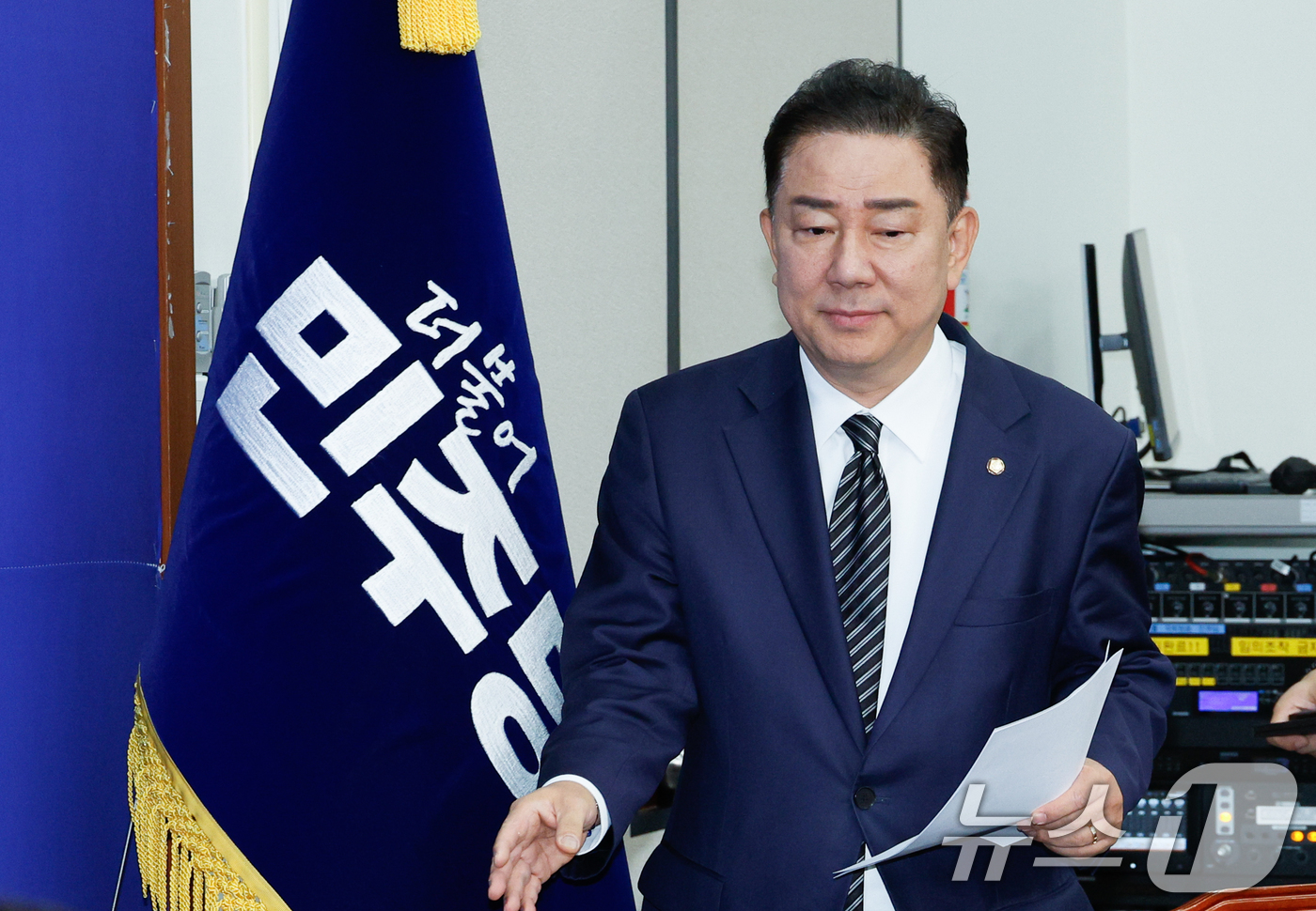 (서울=뉴스1) 안은나 기자 = 김병기 더불어민주당 대표 직무대행 겸 원내대표가 18일 오전 서울 여의도 국회에서 열린 최고위원회의에 입장하고 있다. 2025.7.18/뉴스1