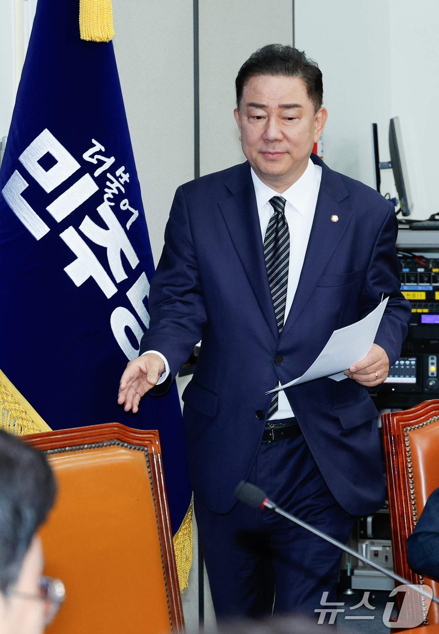 (서울=뉴스1) 안은나 기자 = 김병기 더불어민주당 대표 직무대행 겸 원내대표가 18일 오전 서울 여의도 국회에서 열린 최고위원회의에 입장하고 있다. 2025.7.18/뉴스1