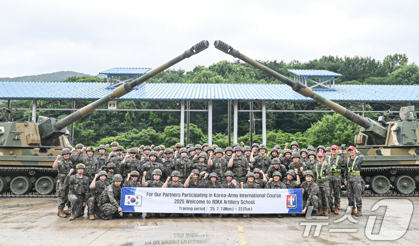 본문 이미지 - 육군은 지난 1일부터 대전, 전남 장성 일대 병과학교&#40;육군기계화학교, 육군포병학교, 육군종합군수학교&#41; 등에서 &#39;25-2기 육군 국제과정&#39;을 실시하고 있다고 18일 밝혔다. K9자주포 운용 기본과정에 참가한 교육생들이 실사격 후 기념 촬영을 하고 있다. &#40;육군 제공. 재판매 및 DB 금지&#41; 2025.7.18/뉴스1 ⓒ News1 이연주 기자