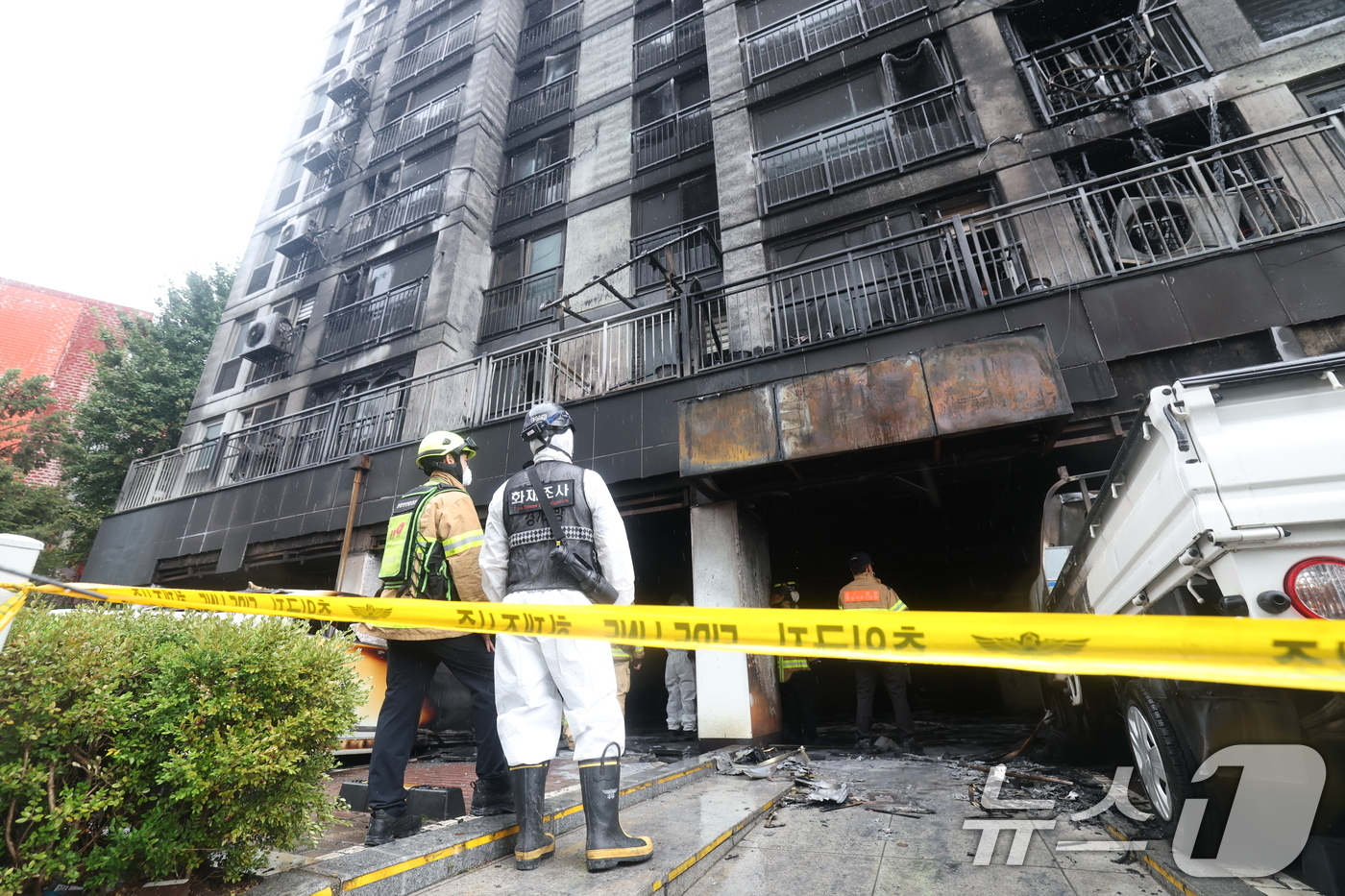 (광명=뉴스1) 김영운 기자 = 18일 오전 경기 광명시 소하동의 한 아파트 주차장에서 발생한 화재 현장에서 소방 등 관계자들이 합동감식을 하고 있다. 2025.7.18/뉴스1