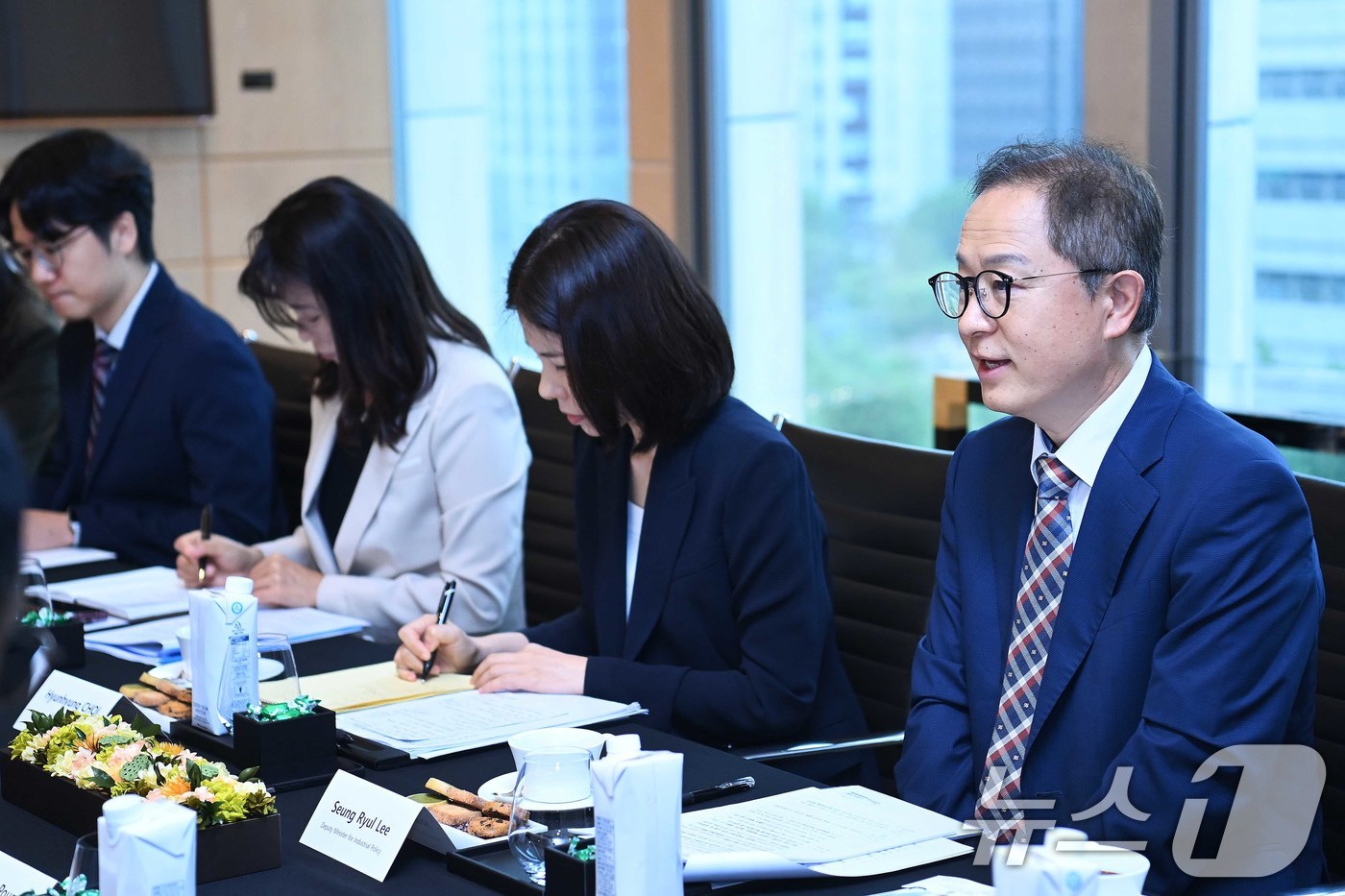 (서울=뉴스1) = 이승렬 산업통상자원부 산업정책실장이 18일 서울 종로구 포시즌스호텔에서 산디프 파운드릭 인도 철강부 차관과 면담을 하고 있다. (산업통상자원부 제공. 재판매 및 …