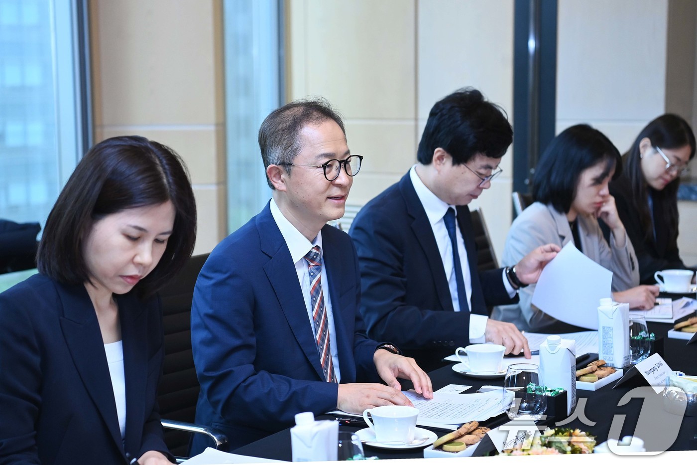 (서울=뉴스1) = 이승렬 산업통상자원부 산업정책실장이 18일 서울 종로구 포시즌스호텔에서 산디프 파운드릭 인도 철강부 차관과 면담을 하고 있다. (산업통상자원부 제공. 재판매 및 …