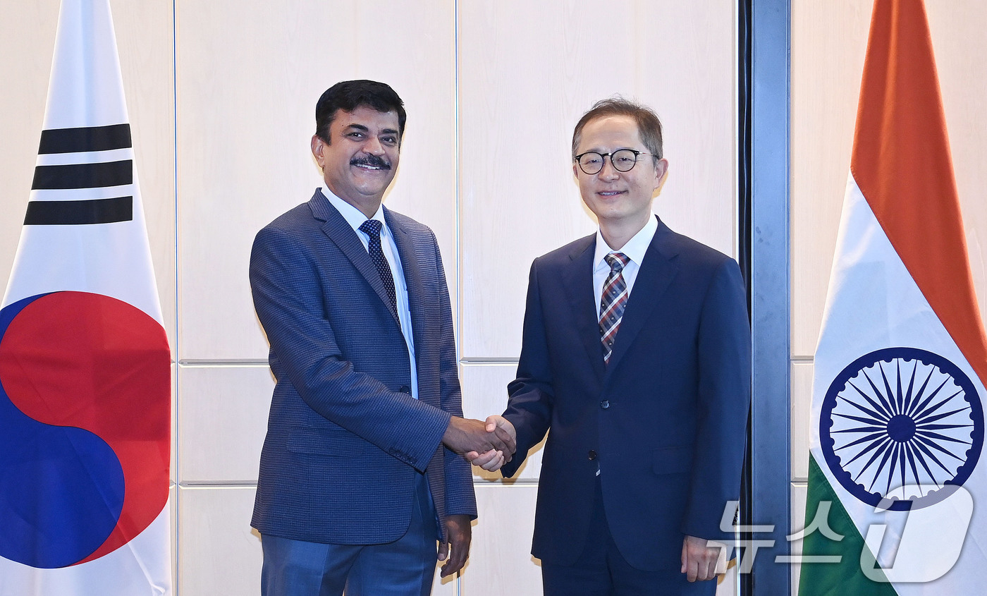 (서울=뉴스1) = 이승렬 산업통상자원부 산업정책실장이 18일 서울 종로구 포시즌스호텔에서 산디프 파운드릭 인도 철강부 차관과 악수를 나누고 있다. (산업통상자원부 제공. 재판매 …