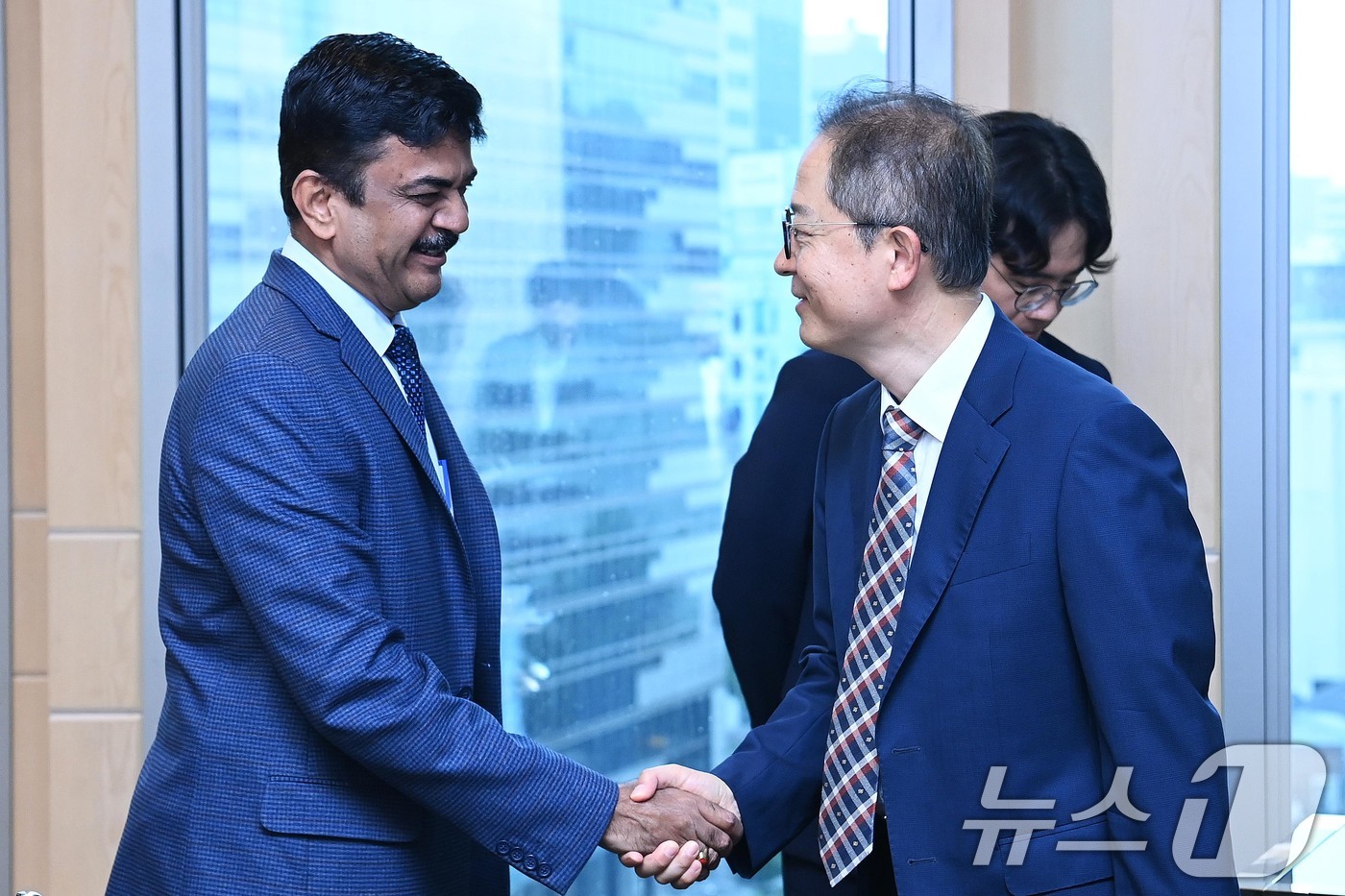 (서울=뉴스1) = 이승렬 산업통상자원부 산업정책실장이 18일 서울 종로구 포시즌스호텔에서 산디프 파운드릭 인도 철강부 차관과 악수를 나누고 있다. (산업통상자원부 제공. 재판매 …