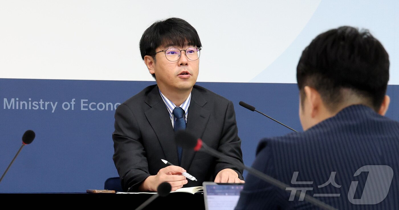 본문 이미지 - 조성중 기획재정부 경제분석과장이 18일 세종시 정부세종청사에서 2025년 7월 최근 경제동향을 발표하고 있다. 2025.7.18/뉴스1 ⓒ News1 김기남 기자