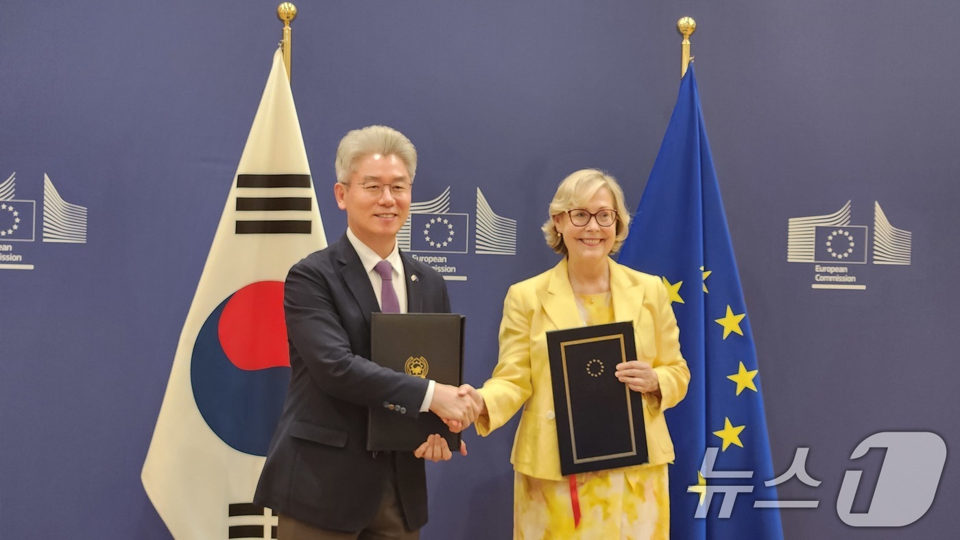 (서울=뉴스1) = 과학기술정보통신부와 외교부는 17일(현지시간) 벨기에 유럽연합 집행위원회 본부에서 '유럽연합과 대한민국 간의 대한민국의 유럽연합 프로그램 참여에 관한 협정' 및 …