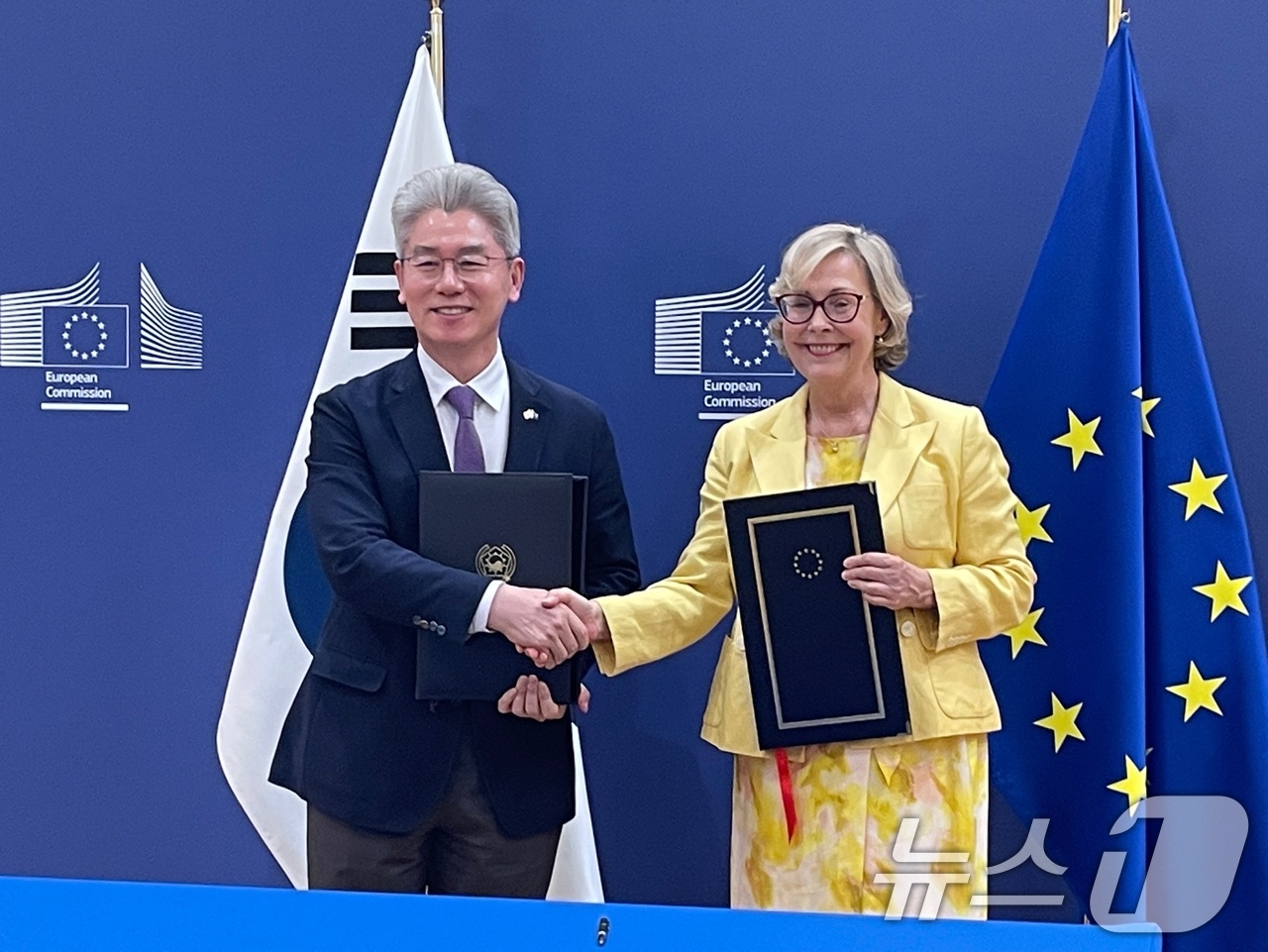 (서울=뉴스1) = 과학기술정보통신부와 외교부는 17일(현지시간) 벨기에 유럽연합 집행위원회 본부에서 '유럽연합과 대한민국 간의 대한민국의 유럽연합 프로그램 참여에 관한 협정' 및 …
