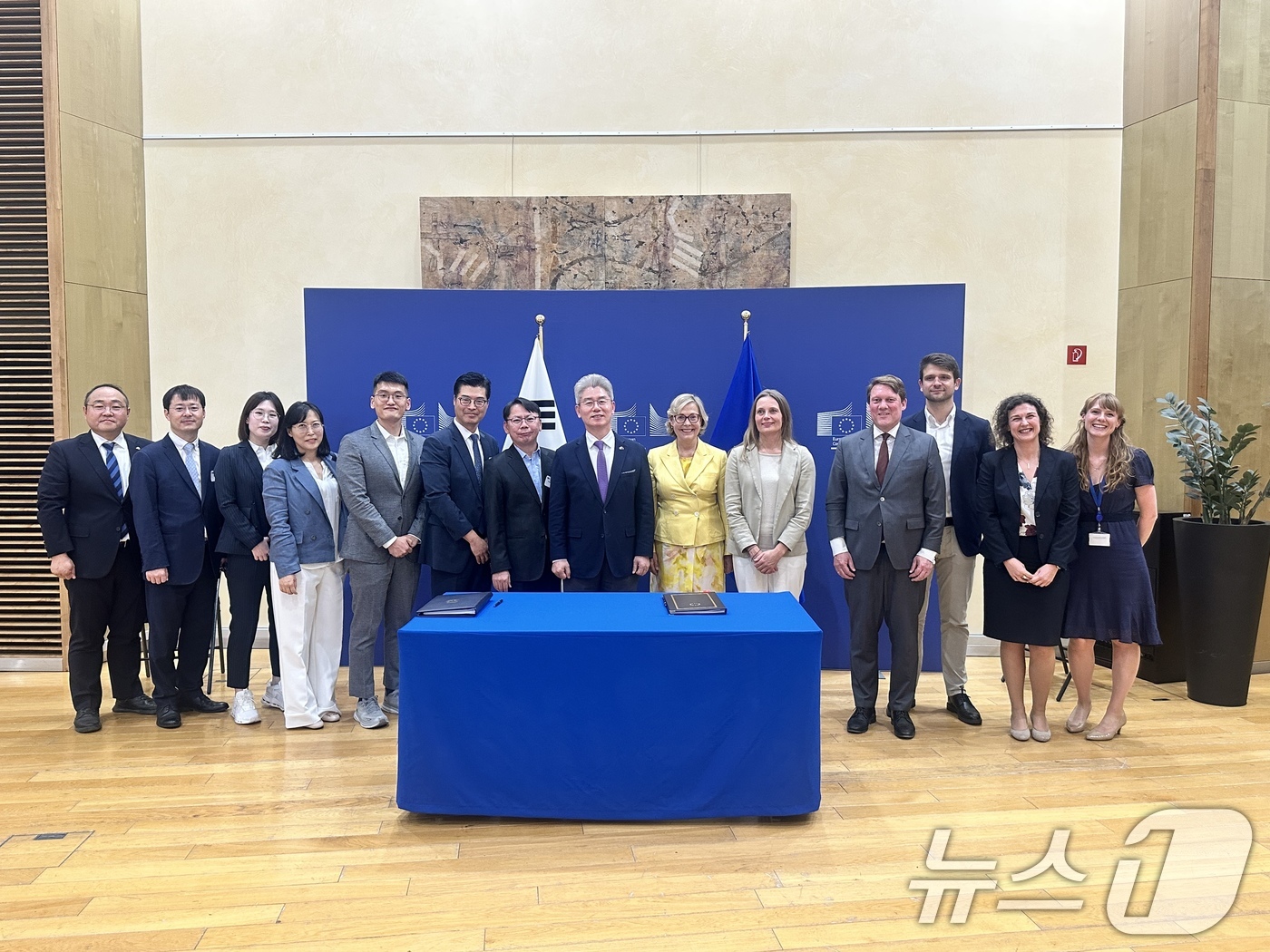 (서울=뉴스1) = 과학기술정보통신부와 외교부는 17일(현지시간) 벨기에 유럽연합 집행위원회 본부에서 '유럽연합과 대한민국 간의 대한민국의 유럽연합 프로그램 참여에 관한 협정' 및 …