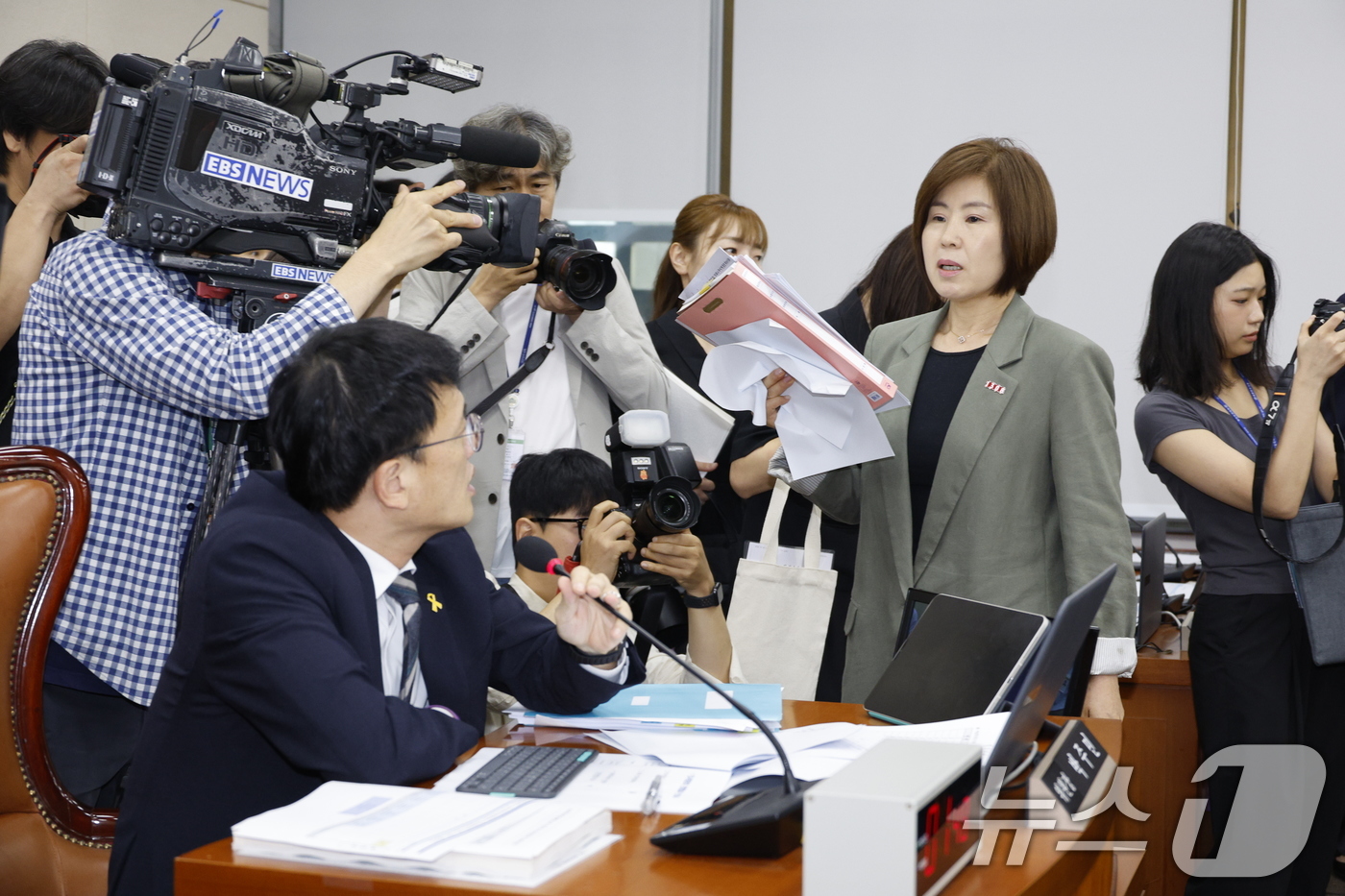 (서울=뉴스1) 안은나 기자 = 김미애 국민의힘 간사가 18일 오전 서울 여의도 국회 보건복지위원회에서 열린 정은경 보건복지부 장관 후보자에 대한 인사청문회에서 박주민 위원장에게 …