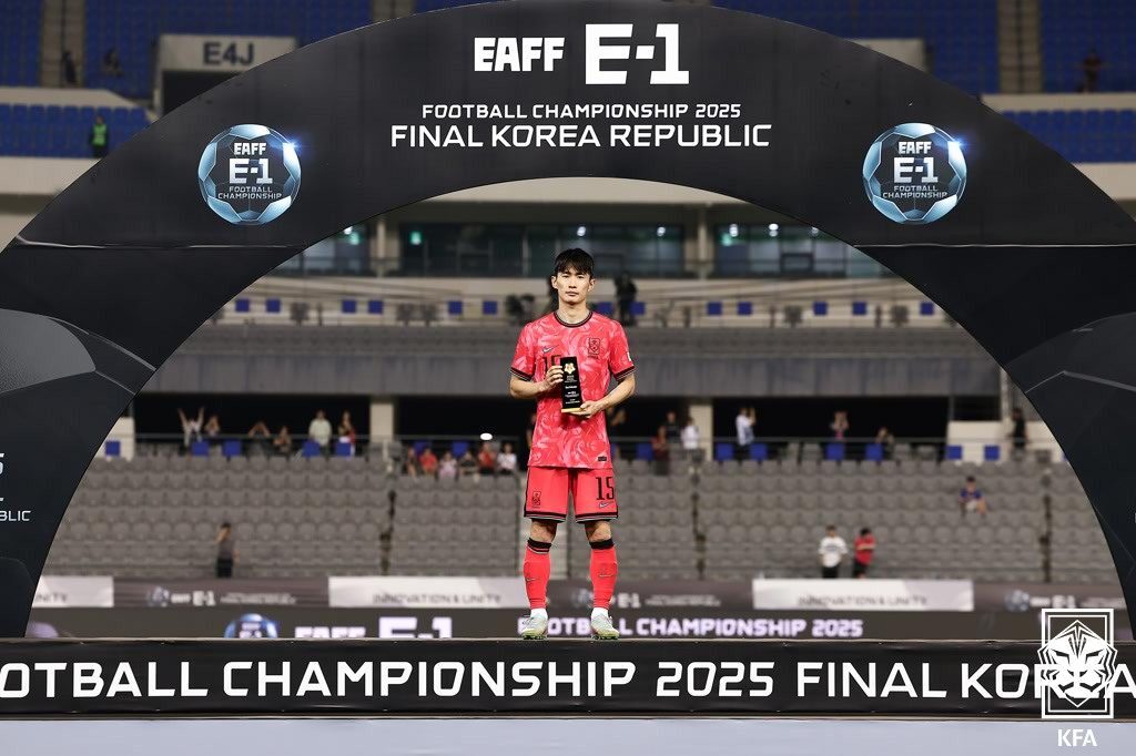 본문 이미지 - 동아시안컵 최우수수비수로 뽑힌 김문환. 일단 다시 경쟁 대열에는 합류했다. &#40;대한축구협회 제공&#41;