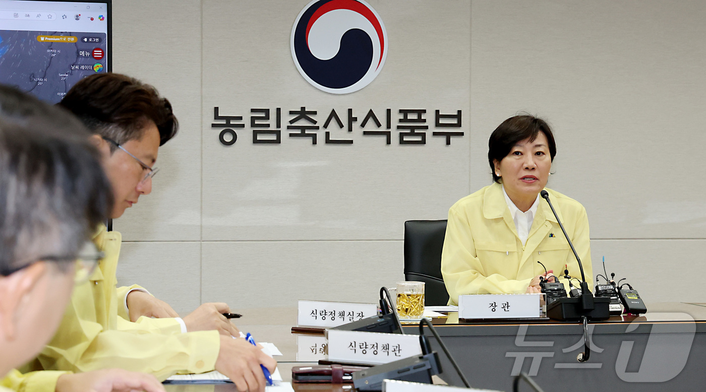(세종=뉴스1) 김기남 기자 = 송미령 농림축산식품부 장관이 20일 오전 세종시 정부세종청사 농업대책상황실에서 집중호우로 인한 농업분야 피해상황 및 호우 대처 회의를 주재하며 발언 …