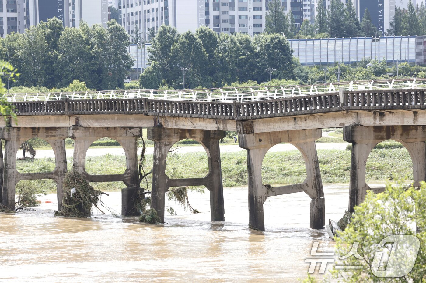 본문 이미지 - 18일 오전 광주 북구 옛 산동교 다리가 전날 내린 폭우로 붕괴위험에 처하자 구청에서 통행금지 조치를 취했다. 옛 산동교는 1950년 처절한 전투가 있었던 곳으로 국가보훈처가 지정한 현충시설이다. 2025.7.18/뉴스1 ⓒ News1 김태성 기자