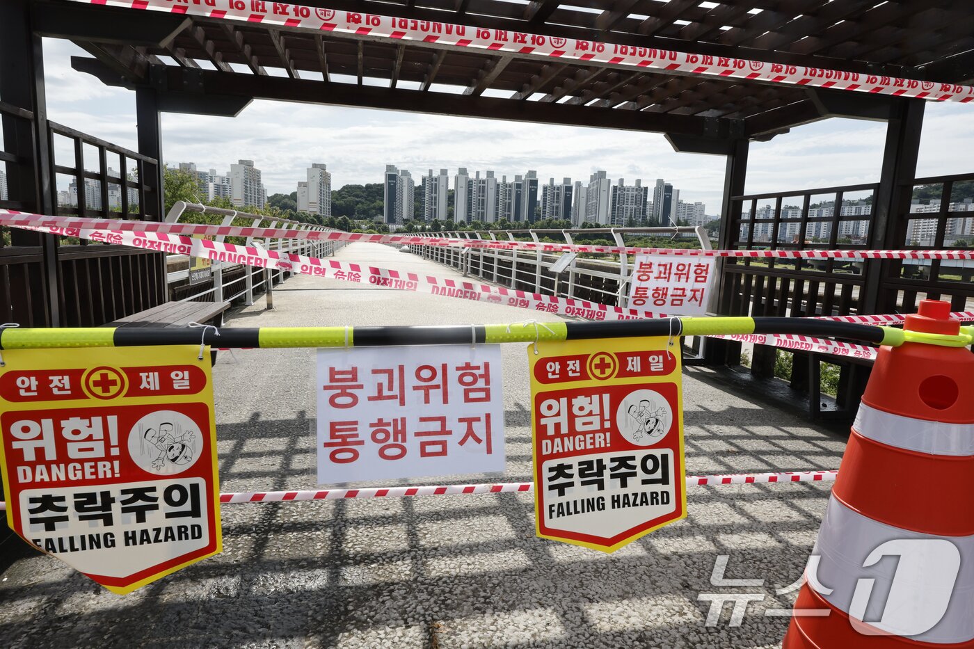 본문 이미지 - 18일 오전 광주 광산구 옛 산동교 다리가 전날 내린 폭우로 붕괴위험에 처하자 구청에서 통행금지 조치를 취했다. 옛 산동교는 1950년 처절한 전투가 있었던 곳으로 국가보훈처가 지정한 현충시설이다. 2025.7.18/뉴스1 ⓒ News1 김태성 기자
