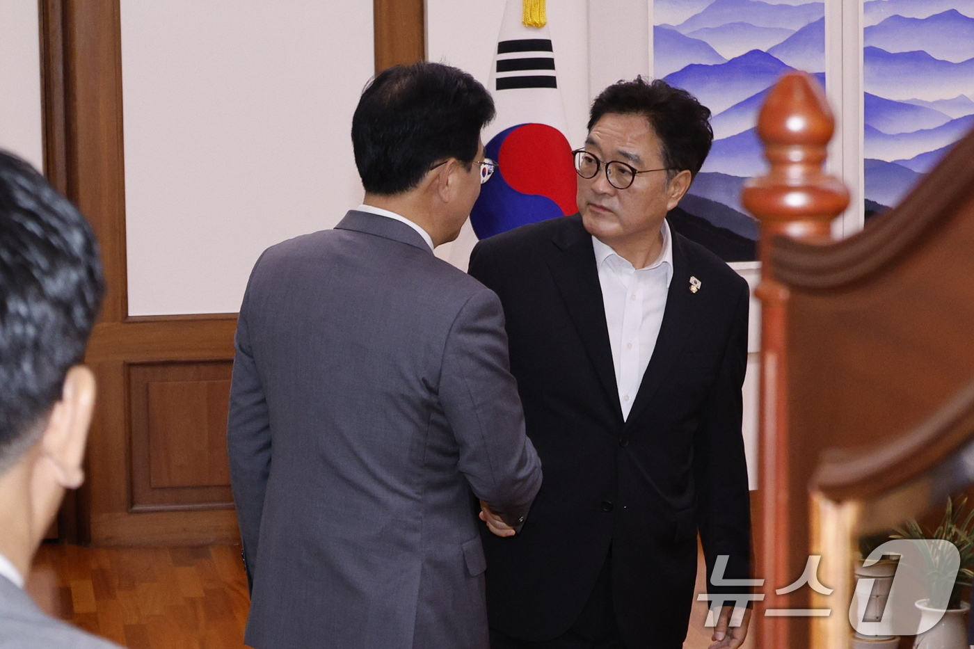 (서울=뉴스1) 안은나 기자 = 송언석 비상대책위원장 겸 원내대표가 18일 오전 '무차별적 압수수색 영장남발 협조' 관련 항의하기 위해 서울 여의도 국회 국회의장실을 방문해 우원식 …