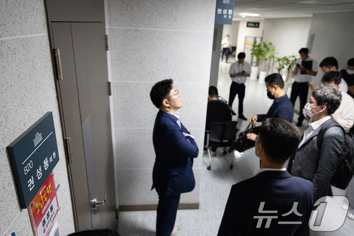 본문 이미지 - 김건희 여사의 각종 의혹을 수사하는 민중기 특별검사팀이 &#39;건진법사-통일교 의혹&#39; 관련해 권성동 국민의힘 의원에 대한 강제수사에 착수한 18일 서울 여의도 국회 의원회관 권 의원 사무실 앞에서 특검 관계자들이 변호인 입회를 주장하며 출입을 막아서는 보좌진과 대치하고 있다. 2025.7.18/뉴스1 ⓒ News1 유승관 기자