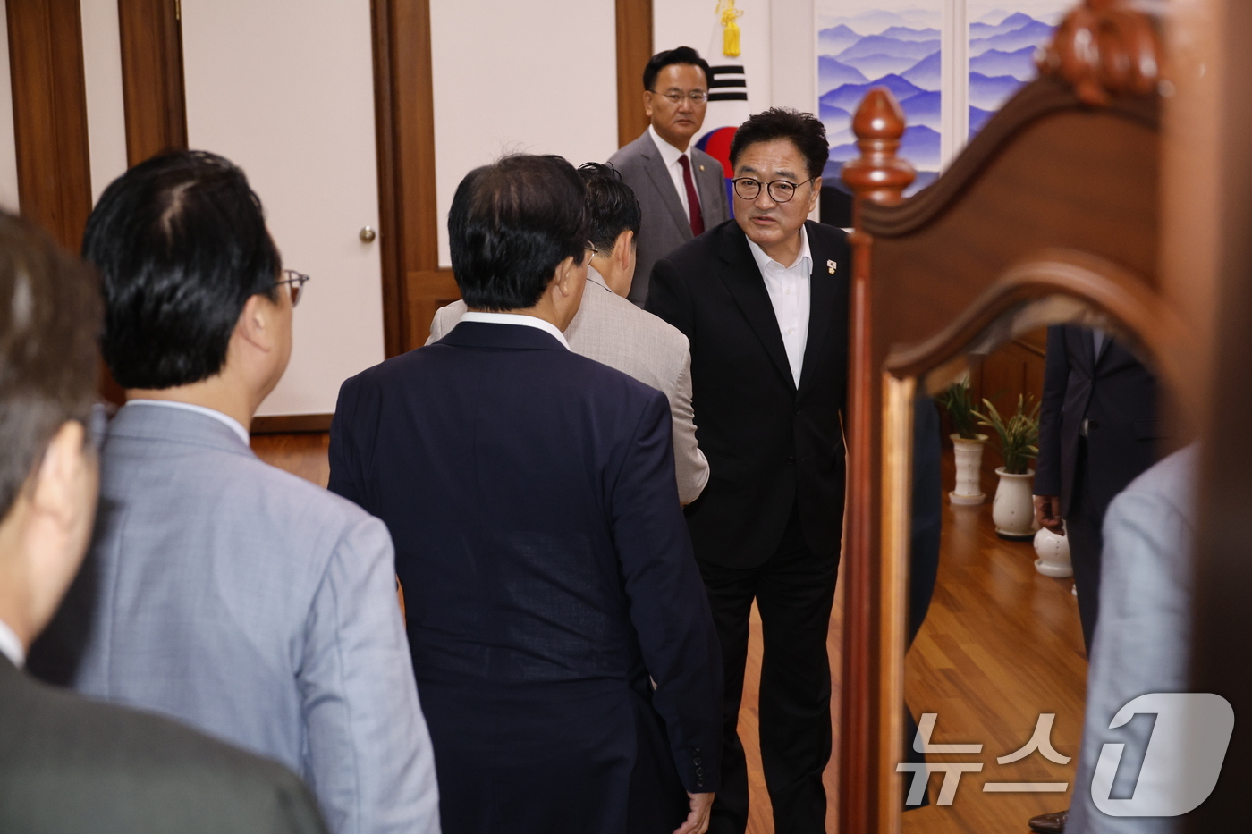 (서울=뉴스1) 안은나 기자 = 송언석 비상대책위원장 겸 원내대표 및 국민의힘 법사위원들이 18일 오전 '무차별적 압수수색 영장남발 협조' 관련 항의하기 위해 서울 여의도 국회 국 …