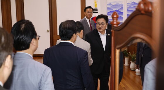 우원식 국회의장과 인사 나누는 국민의힘 법사위원들