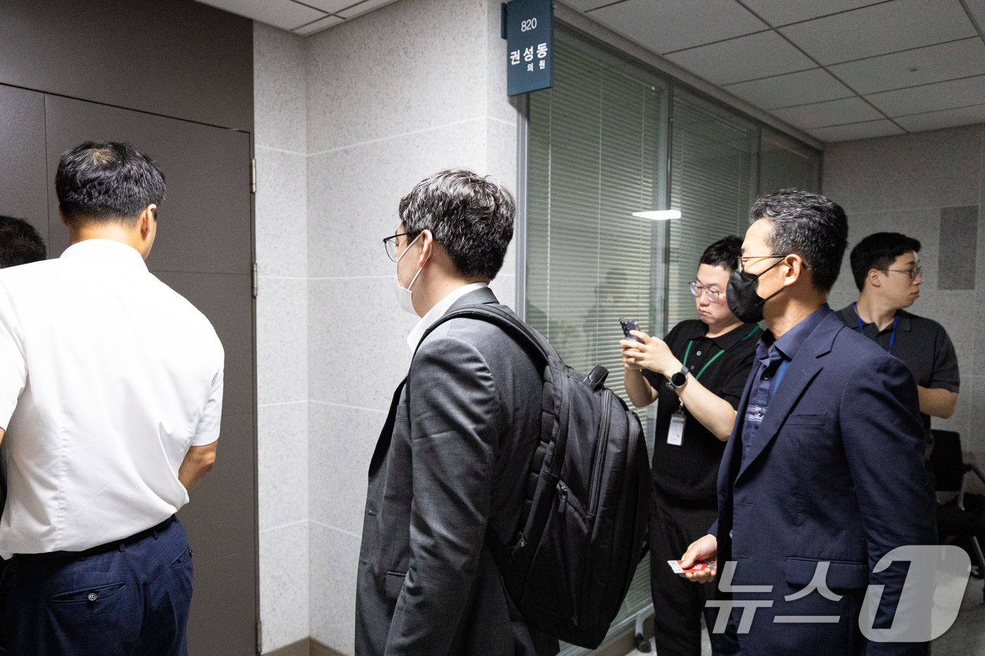 (서울=뉴스1) 유승관 기자 = 김건희 여사의 각종 의혹을 수사하는 민중기 특별검사팀이 '건진법사-통일교 의혹' 관련해 권성동 국민의힘 의원에 대한 강제수사에 착수한 18일 서울 …