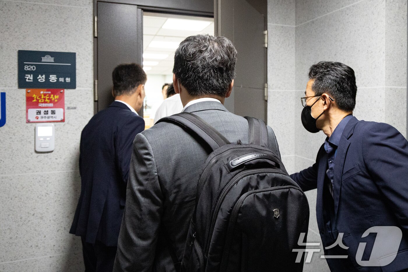 본문 이미지 - 김건희 여사의 각종 의혹을 수사하는 민중기 특별검사팀이 '건진법사-통일교 의혹' 관련해 권성동 국민의힘 의원에 대한 강제수사에 착수한 18일 서울 여의도 국회 의원회관 권 의원 사무실로 특검 관계자들이 들어서고 있다. 2025.7.18/뉴스1 ⓒ News1 유승관 기자