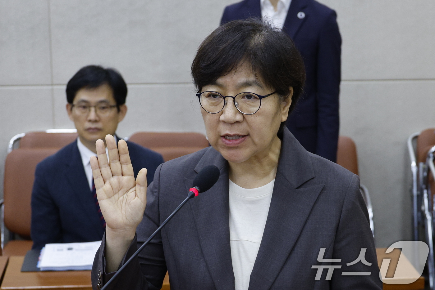 (서울=뉴스1) 안은나 기자 = 정은경 보건복지부 장관 후보자가 18일 오전 서울 여의도 국회 보건복지위원회에서 열린 인사청문회에 출석해 선서를 하고 있다. 2025.7.18/뉴스 …