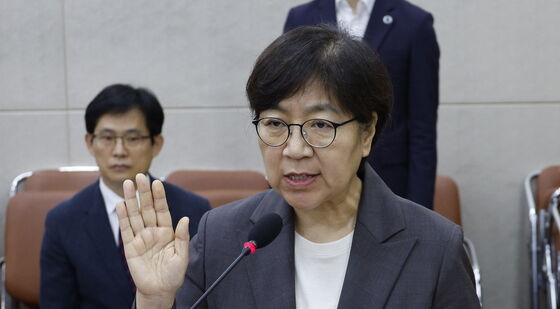 선서하는 정은경 후보자