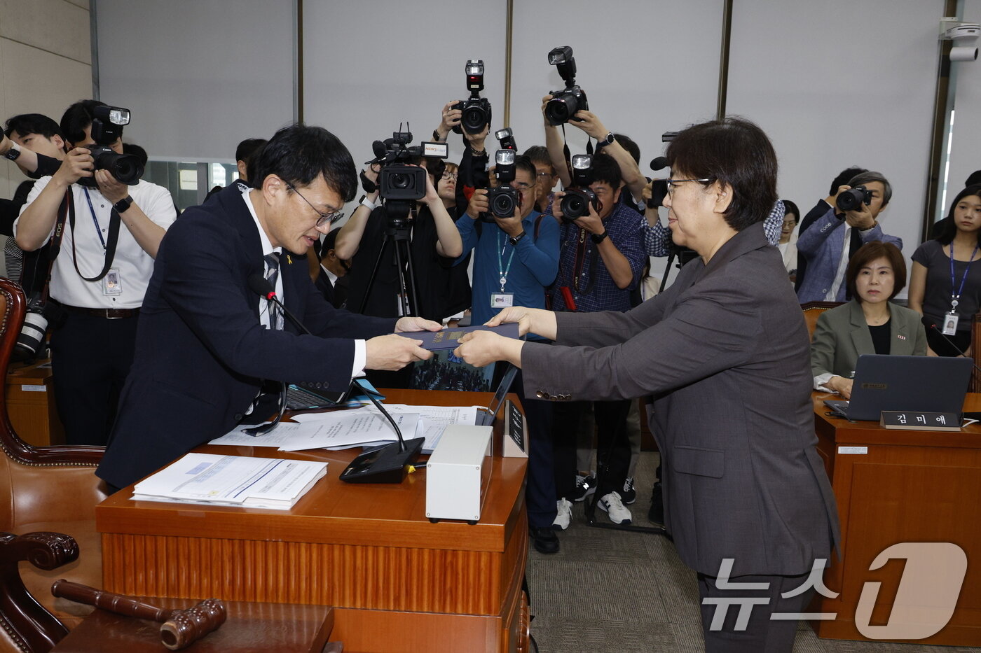 본문 이미지 - 정은경 보건복지부 장관 후보자가 18일 오전 서울 여의도 국회 보건복지위원회에서 열린 인사청문회에 출석해 선서 후 박주민 위원장에게 선서문을 제출 하고 있다. 2025.7.18/뉴스1 ⓒ News1 안은나 기자