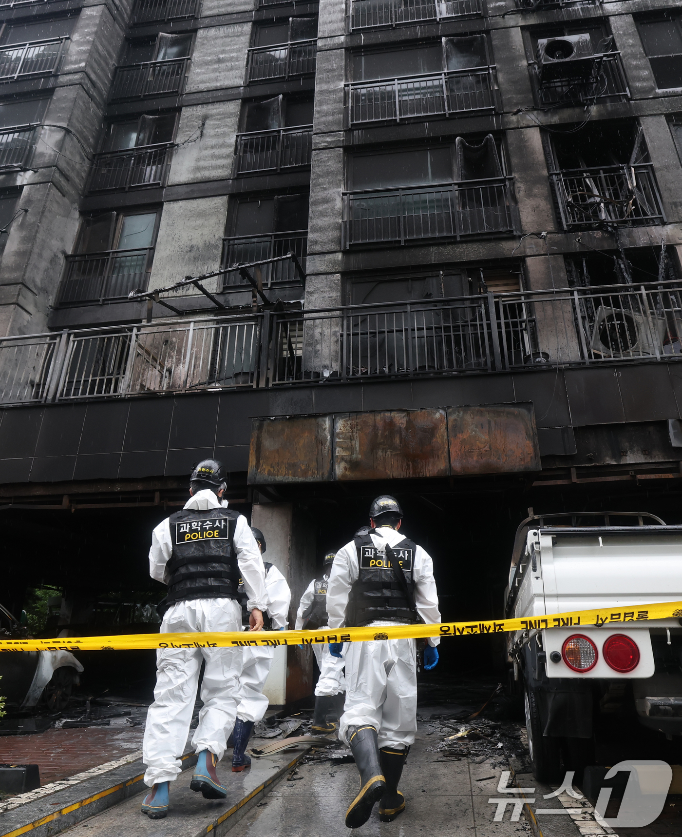 (광명=뉴스1) 김영운 기자 = 18일 오전 경기 광명시 소하동의 한 아파트 주차장에서 발생한 화재 현장에서 경찰 과학수사대가 현장으로 들어가고 있다. 2025.7.18/뉴스1