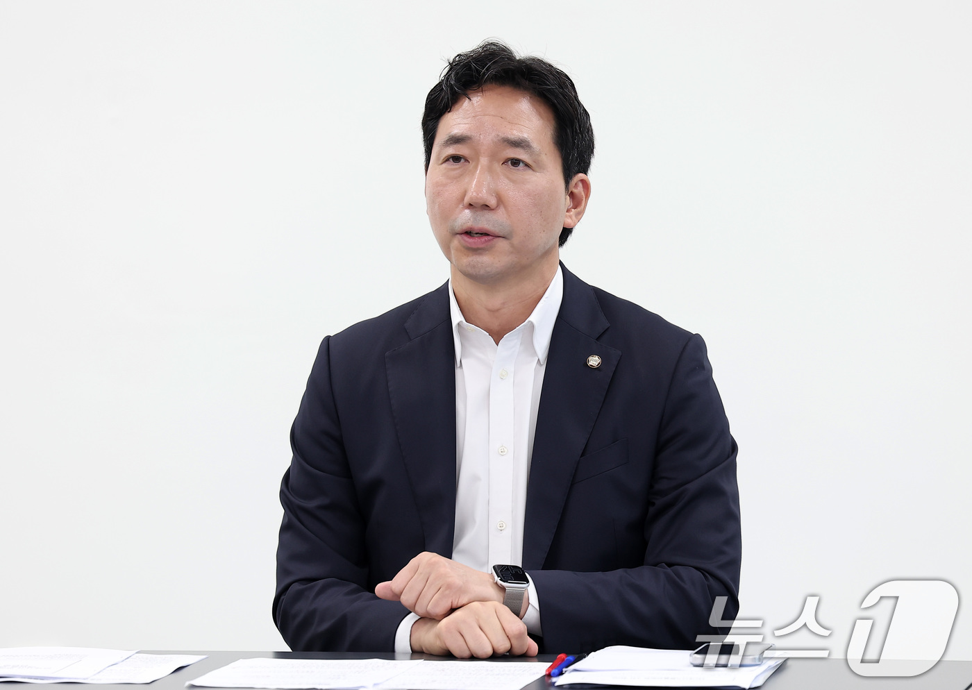 (서울=뉴스1) 김성진 기자 = 이정헌 국정기획위원회 경제2분과 기획위원이 18일 서울 종로구 정부서울청사 창성동 별관에서 열린 전세사기 피해자 간담회에서 모두발언을 하고 있다. …