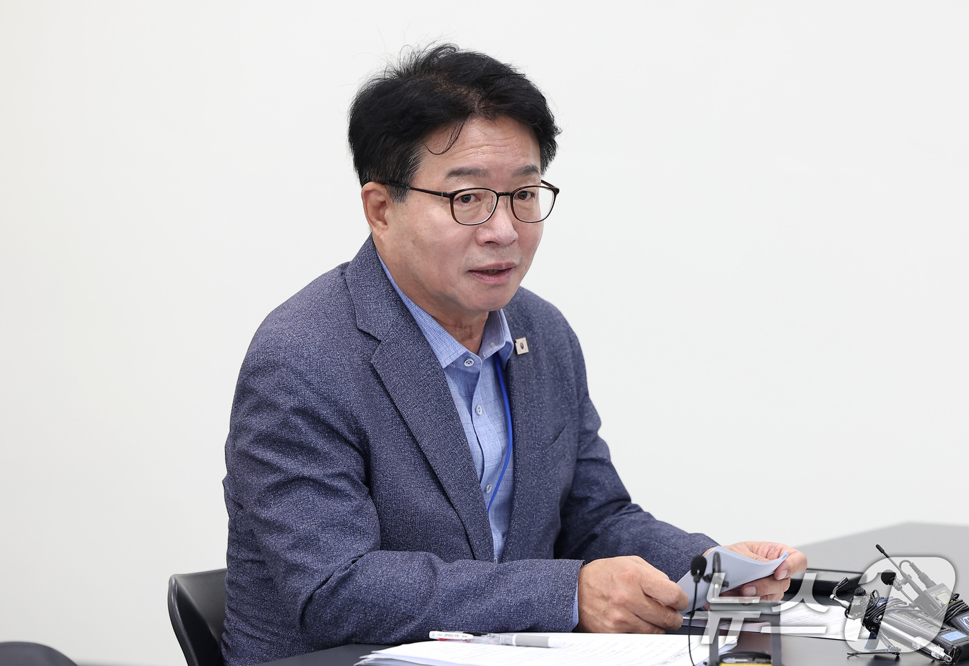 (서울=뉴스1) 김성진 기자 = 염태영 더불어민주당 전세사기특별회원회 간사가 18일 서울 종로구 정부서울청사 창성동 별관에서 열린 전세사기 피해자 간담회에서 모두발언을 하고 있다. …