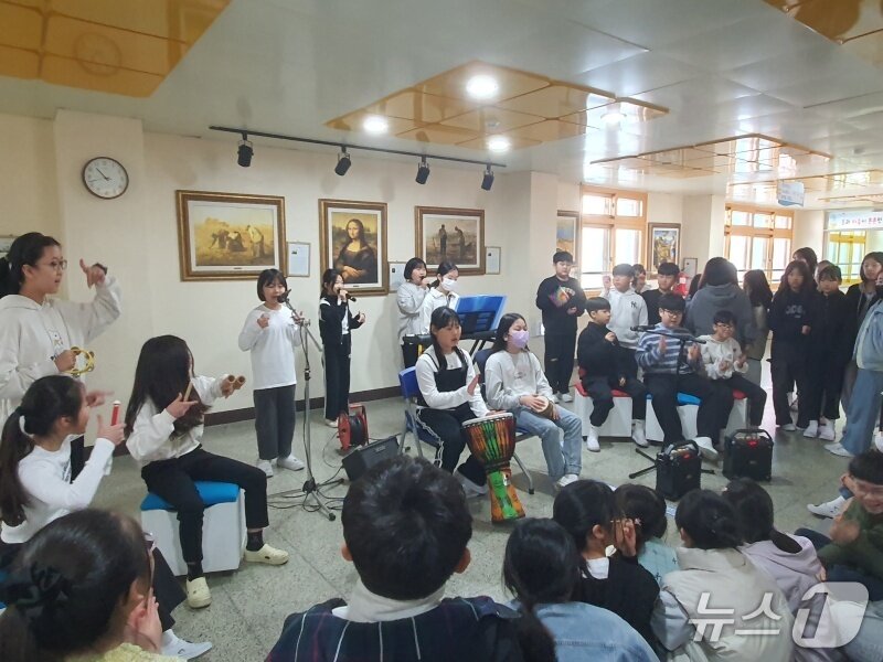 본문 이미지 - 목포미항초 학생들이 학교에서 버스킹을 벌이고 있다. &#40;전남도교육청 제공, 재판매 및 DB 금지&#41;/뉴스1  