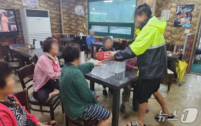 본문 이미지 - 17일 오전 집중호우로 대피령이 내려진 세종시 소정면 대곡리 주민들이 관내 한 식당에서 컵라면, 생수 등 구호물품을 받고 있다.(세종시 제공. 재판매 및 DB금지)