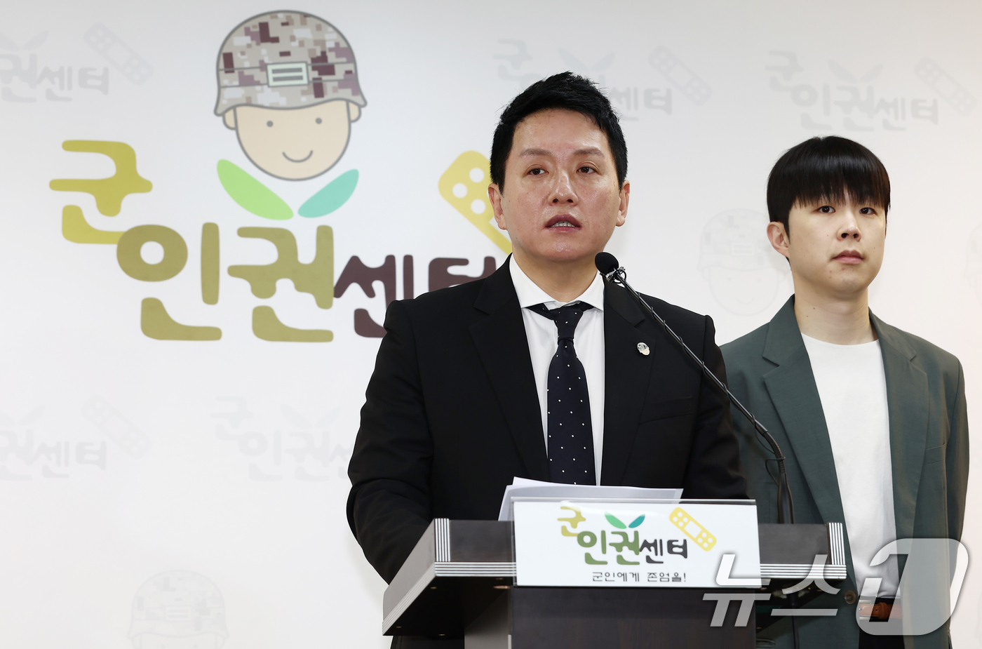 (서울=뉴스1) 김민지 기자 = 임태훈 군인권센터 소장이 18일 오전 서울 마포구 군인권센터에서 '육군 지상작전사령부 12·3 내란 관여 정황' 공개 기자회견에서 "육군 지상작전사 …