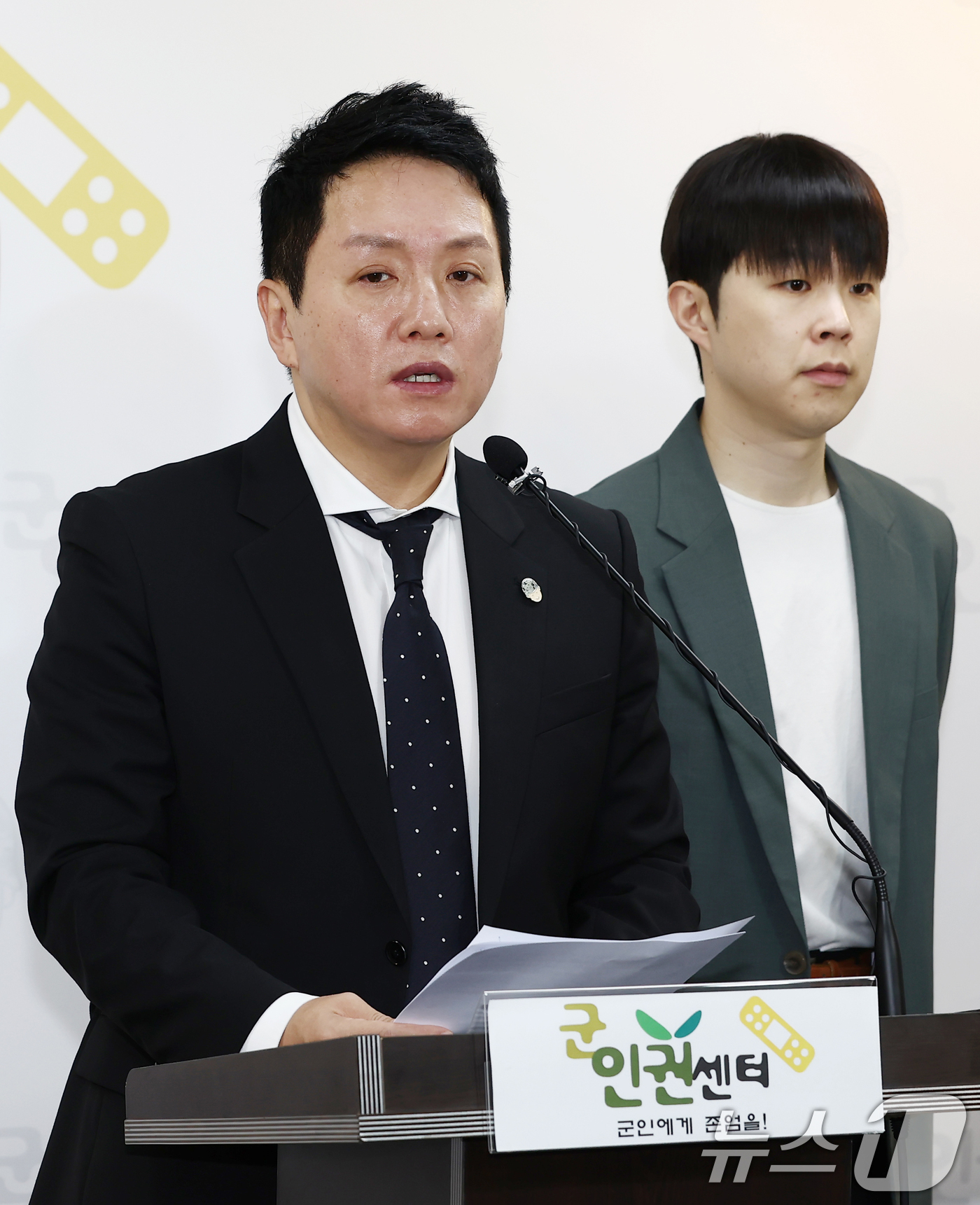 (서울=뉴스1) 김민지 기자 = 임태훈 군인권센터 소장이 18일 오전 서울 마포구 군인권센터에서 육군 지상작전사령부 12·3 내란 관여 정황 공개 기자회견에서 "육군 지상작전사령부 …