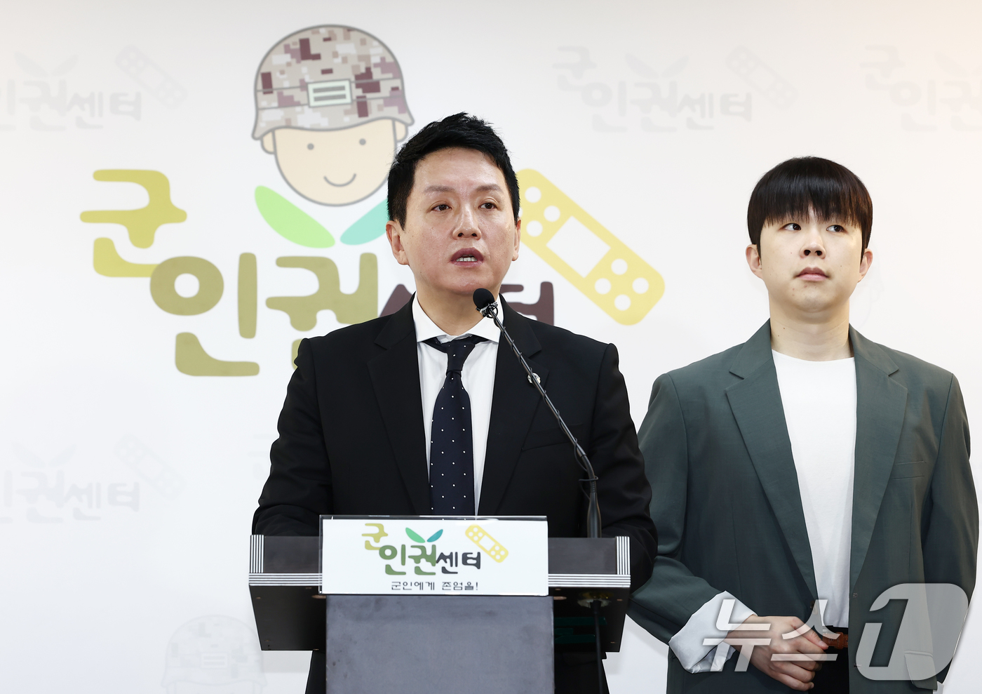 (서울=뉴스1) 김민지 기자 = 임태훈 군인권센터 소장이 18일 오전 서울 마포구 군인권센터에서 육군 지상작전사령부 12·3 내란 관여 정황 공개 기자회견을 하고 있다. 2025. …