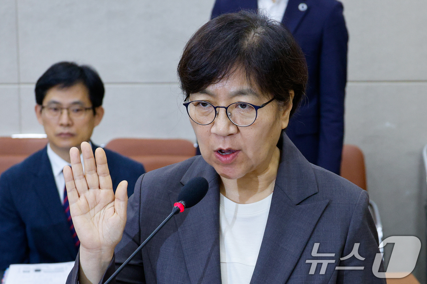 (서울=뉴스1) 안은나 기자 = 정은경 보건복지부 장관 후보자가 18일 오전 서울 여의도 국회 보건복지위원회에서 열린 인사청문회에 출석해 선서를 하고 있다. 2025.7.18/뉴스 …