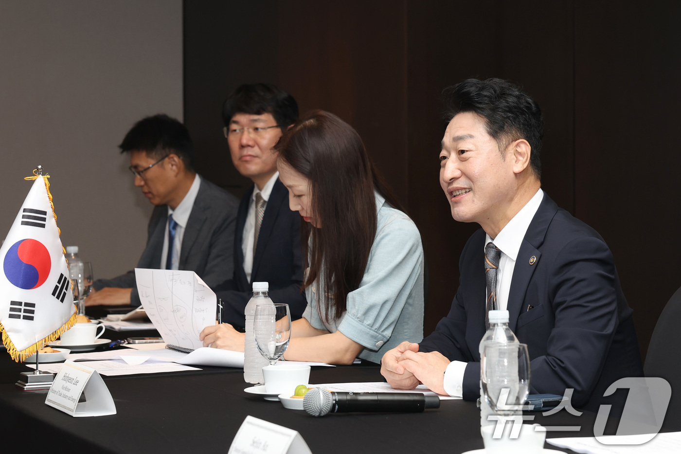 (서울=뉴스1) = 이호현 산업통상자원부 2차관이 18일 서울 중구 플라자호텔에서 루카쉬 블첵 체코 산업통상부 장관과 면담을 나누고 있다. (산업통상자원부 제공. 재판매 및 DB …