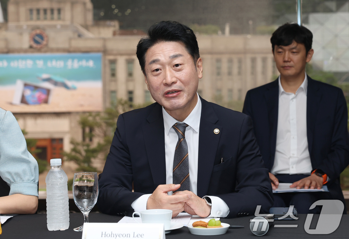 (서울=뉴스1) = 이호현 산업통상자원부 2차관이 18일 서울 중구 플라자호텔에서 루카쉬 블첵 체코 산업통상부 장관과 면담을 나누고 있다. (산업통상자원부 제공. 재판매 및 DB …