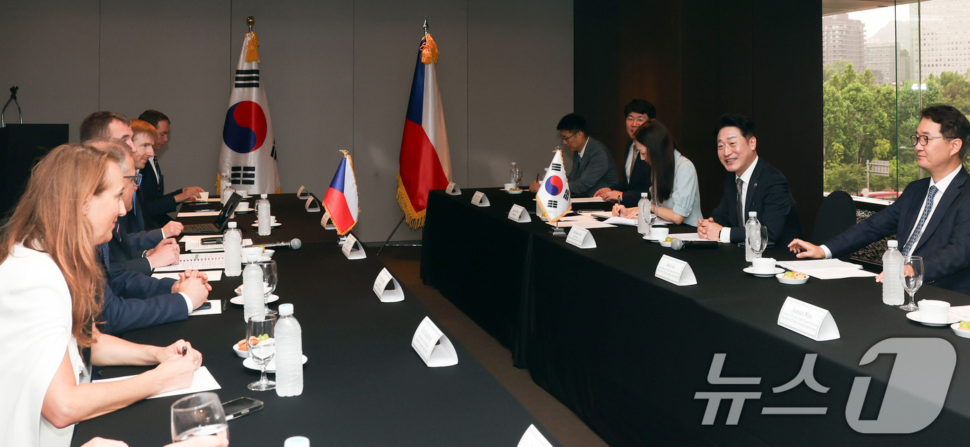 (서울=뉴스1) = 이호현 산업통상자원부 2차관이 18일 서울 중구 플라자호텔에서 루카쉬 블첵 체코 산업통상부 장관과 면담을 나누고 있다. (산업통상자원부 제공. 재판매 및 DB …