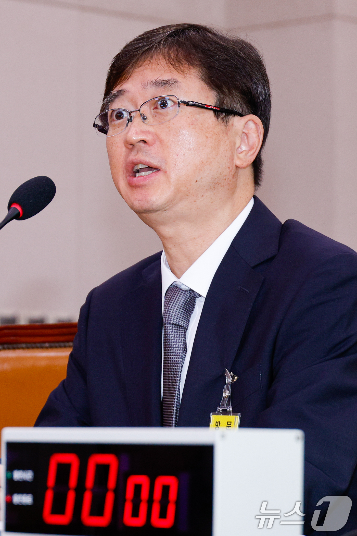 (서울=뉴스1) 안은나 기자 = 오영준 헌법재판관 후보자가 18일 오전 서울 여의도 국회 법제사법위원회에서 열린 인사청문회에 출석해 의원 질의에 답하고 있다. 2025.7.18/뉴 …