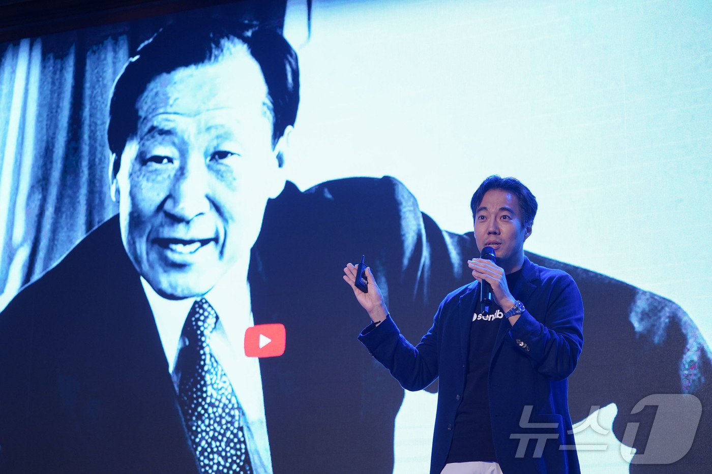 (서울뉴스1) 최동현 기자 = 김동신 센드버드 대표가 18일 제주 롯데호텔에서 열린 ‘2025 한경협 CEO 제주하계포럼’에서 'AI 에이전트 솔루션으로 실리콘밸리를 장악하다'를 …