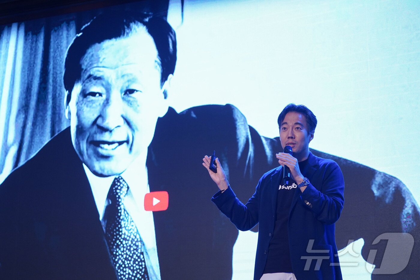 본문 이미지 - 김동신 센드버드 대표가 18일 제주 롯데호텔에서 열린 ‘2025 한경협 CEO 제주하계포럼’에서 &#39;AI 에이전트 솔루션으로 실리콘밸리를 장악하다&#39;를 주제로 발표하고 있다.&#40;한국경제인협회 제공, 재판매 및 DB 금지&#41;2025.7.18/뉴스1 ⓒ News1 최동현 기자