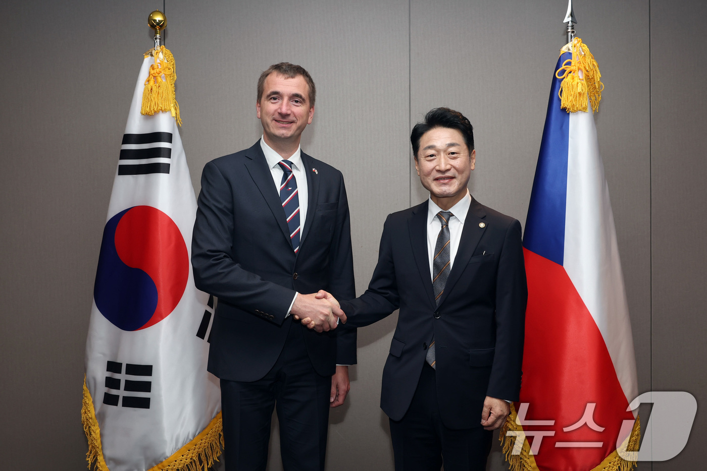 (서울=뉴스1) = 이호현 산업통상자원부 2차관이 18일 서울 중구 플라자호텔에서 루카쉬 블첵 체코 산업통상부 장관과 악수를 나누고 있다. (산업통상자원부 제공. 재판매 및 DB …