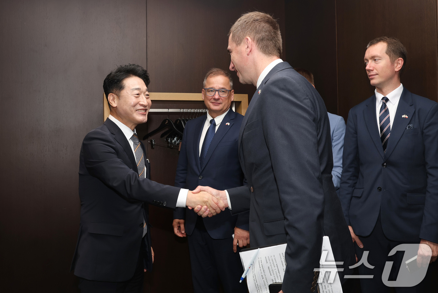 (서울=뉴스1) = 이호현 산업통상자원부 2차관이 18일 서울 중구 플라자호텔에서 루카쉬 블첵 체코 산업통상부 장관과 악수를 나누고 있다. (산업통상자원부 제공. 재판매 및 DB …