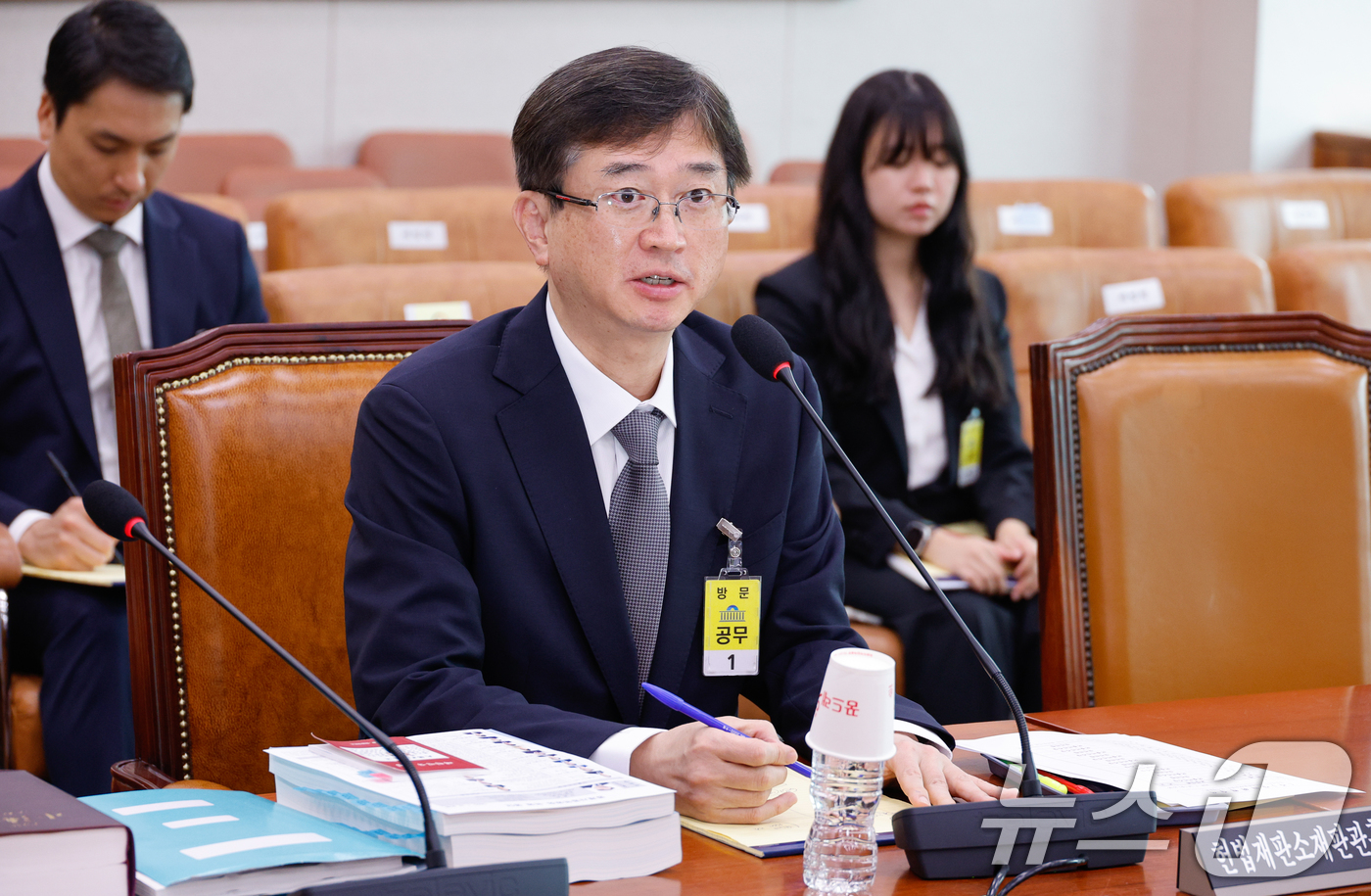 (서울=뉴스1) 안은나 기자 = 오영준 헌법재판관 후보자가 18일 오전 서울 여의도 국회 법제사법위원회에서 열린 인사청문회에 출석해 의원 질의에 답하고 있다. 2025.7.18/뉴 …