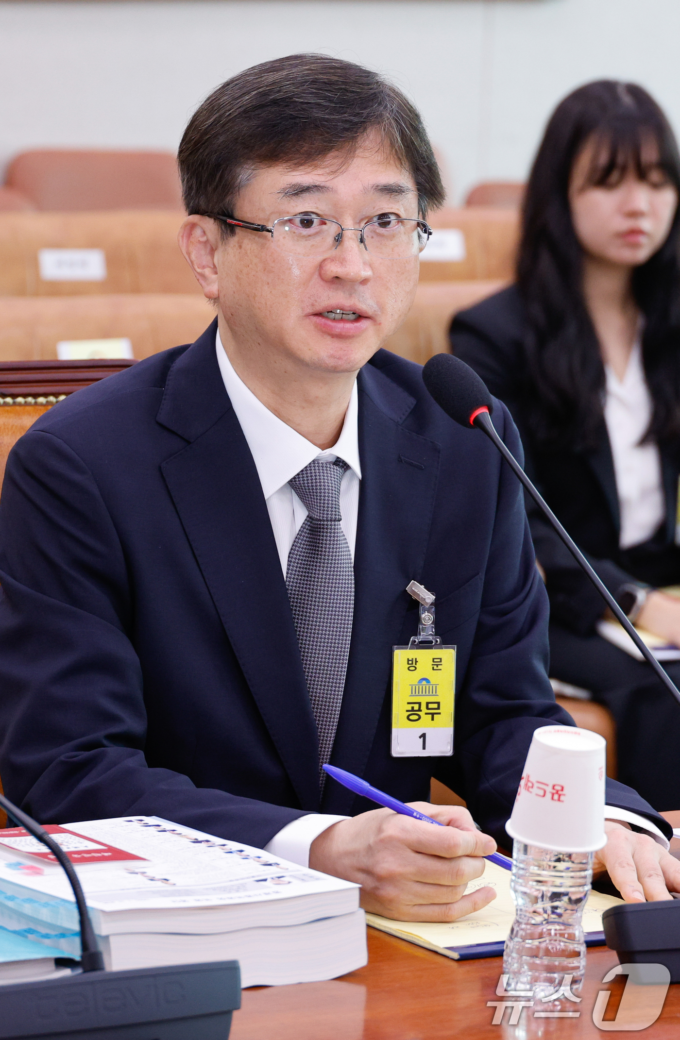 (서울=뉴스1) 안은나 기자 = 오영준 헌법재판관 후보자가 18일 오전 서울 여의도 국회 법제사법위원회에서 열린 인사청문회에 출석해 의원 질의에 답하고 있다. 2025.7.18/뉴 …