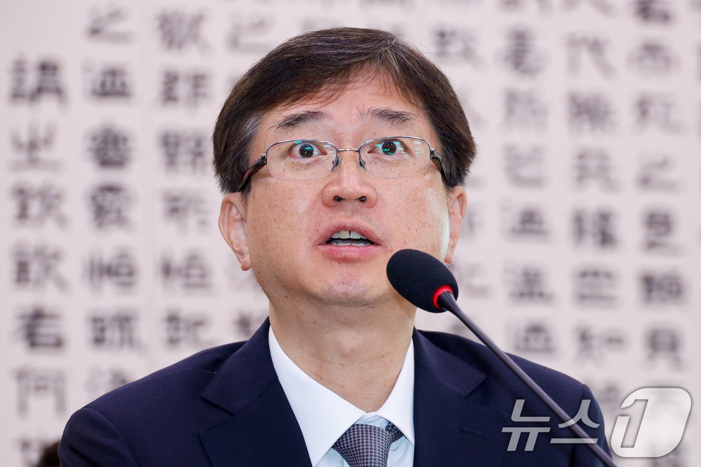 (서울=뉴스1) 안은나 기자 = 오영준 헌법재판관 후보자가 18일 오전 서울 여의도 국회 법제사법위원회에서 열린 인사청문회에 출석해 의원 질의에 답하고 있다. 2025.7.18/뉴 …